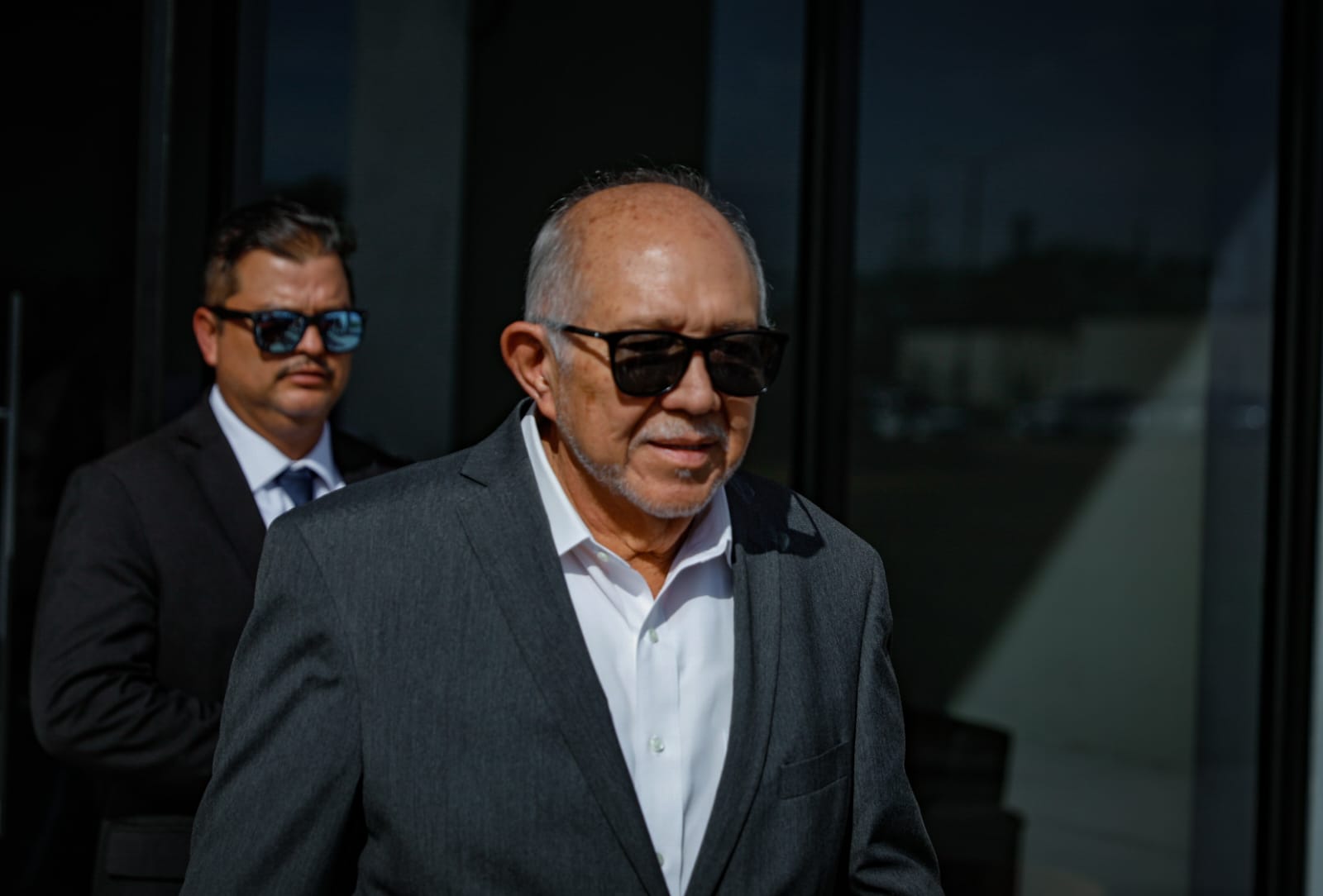 Difieren audiencia inicial contra exfuncionarios del ‘Químico’ involucrados en compra de luminarias
