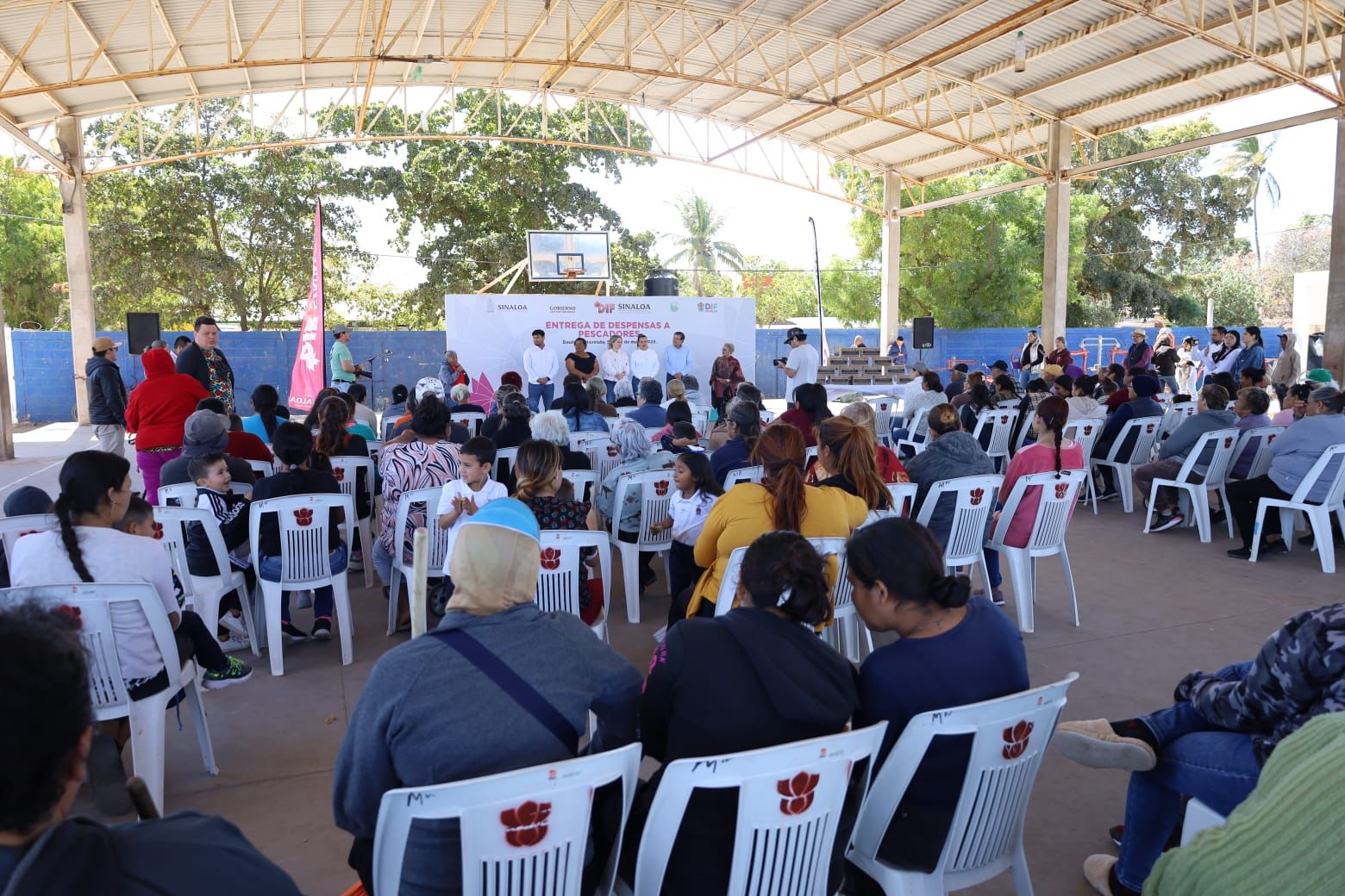 Entregan Ayuntamiento de Navolato y DIF Sinaloa despensas a pescadores de Dautillos