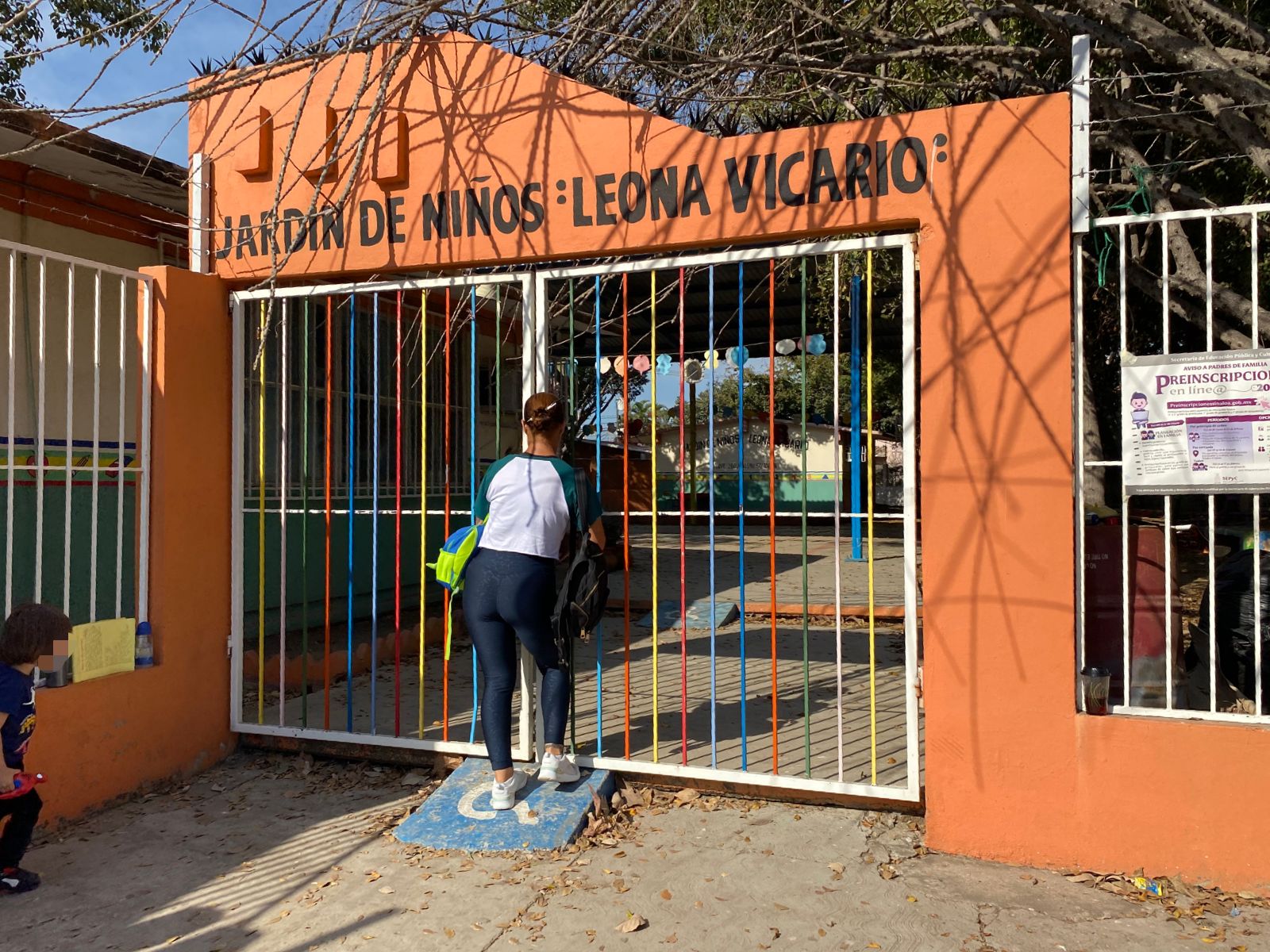 Bajo protesta padres de familia abren las puertas del kínder ‘Leona Vicario’ en Mazatlán