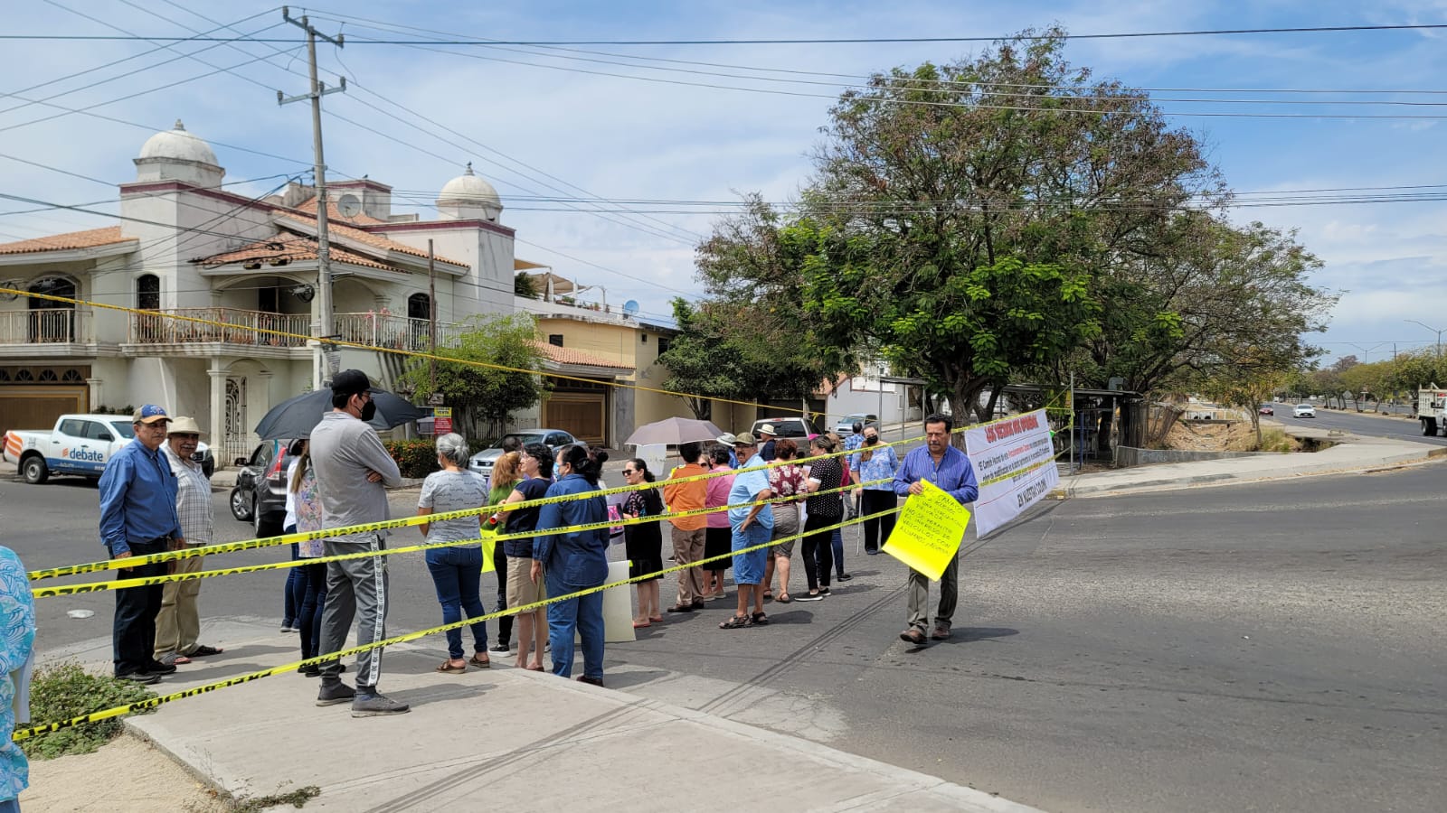Vecinos de la Canaco en Culiacán bloquean calles inconformes por una puerta que hará la ETI#1 hacia su sector