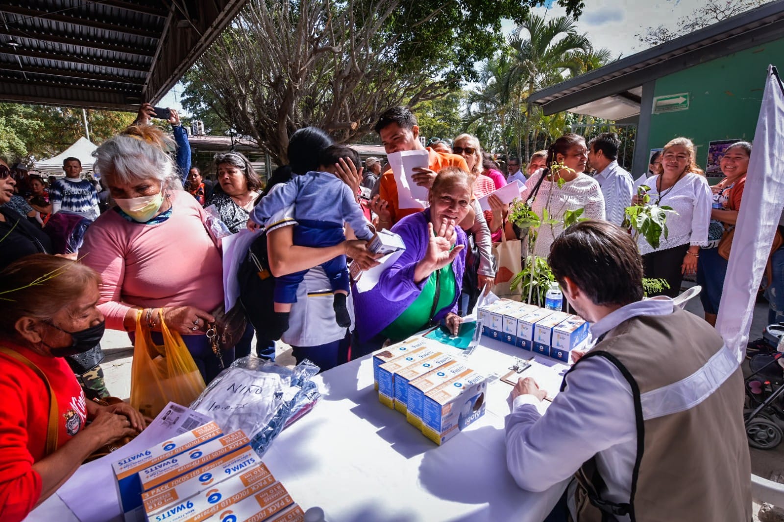 Llega a miles la Brigada del Bienestar en Mazatlán; temprano ciudadanos realizaron trámites y accedieron a apoyos