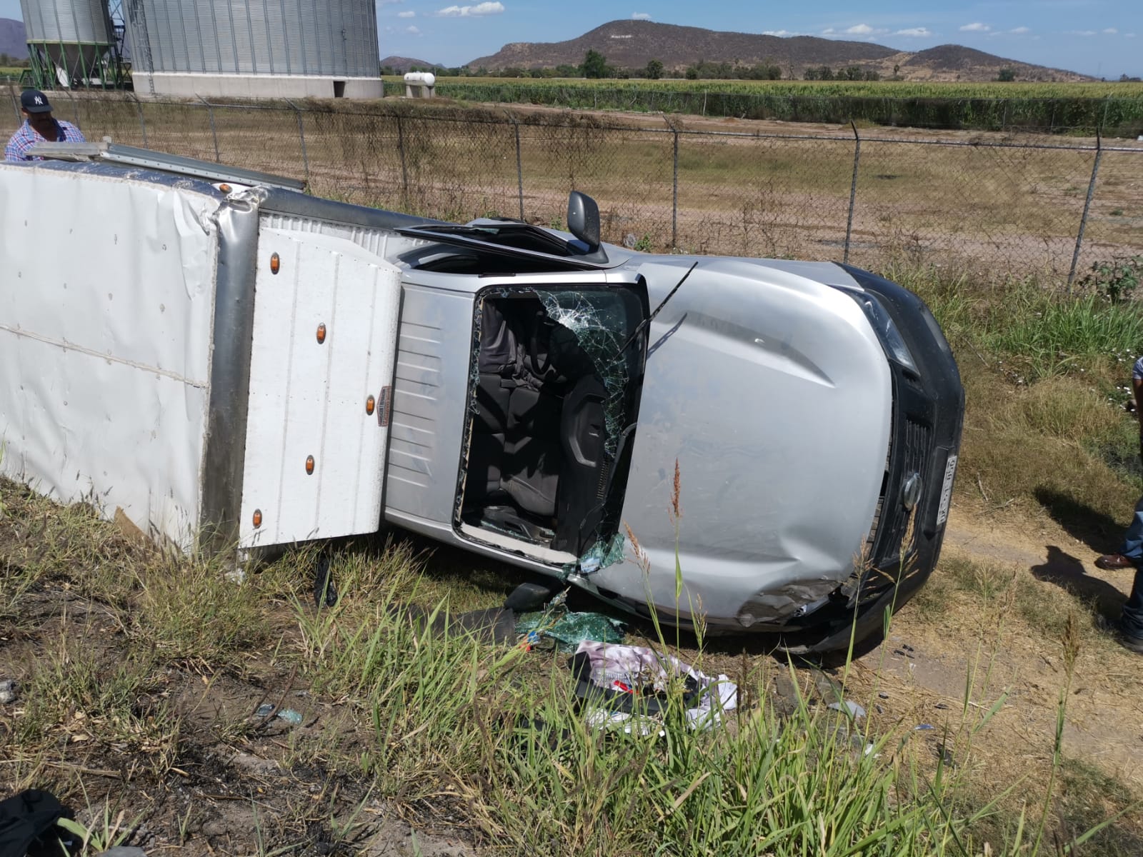 Camioneta cargada con sacos de sal y camarones vuelca sobre la México 15 en San Miguel, Ahome