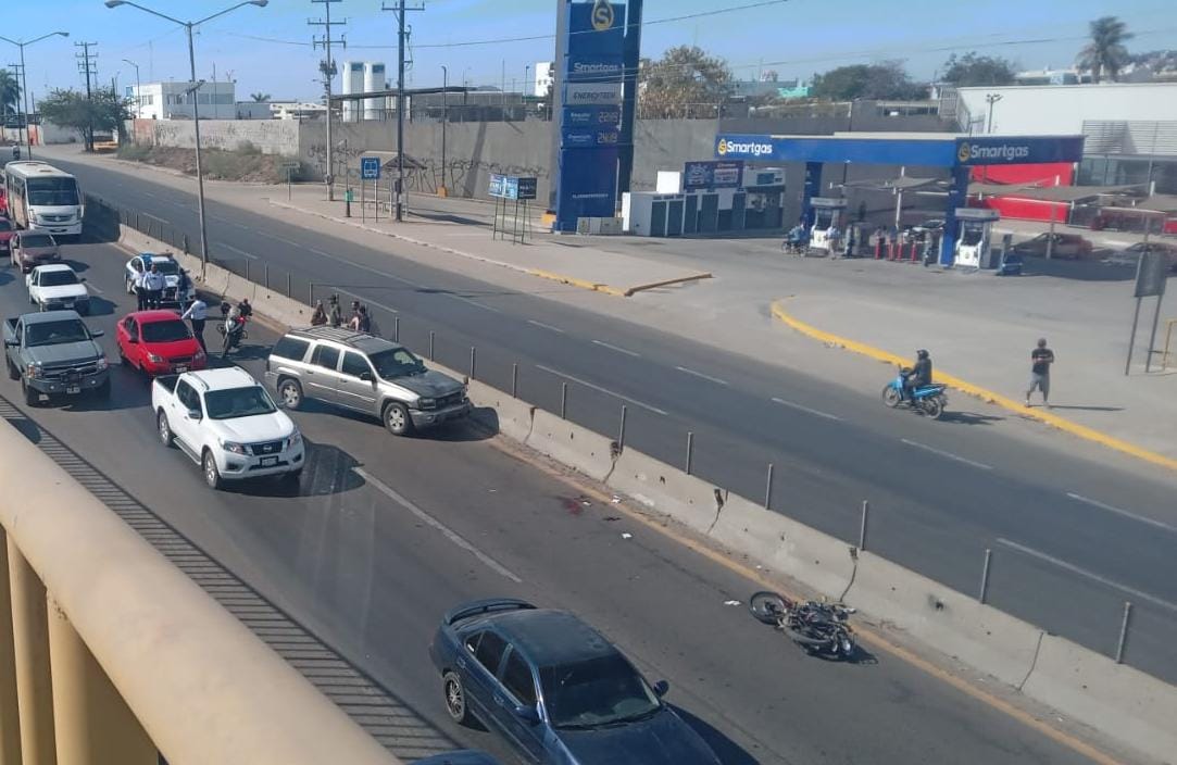 Camioneta le destroza la pierna a motociclista en accidente al sur de Mazatlán