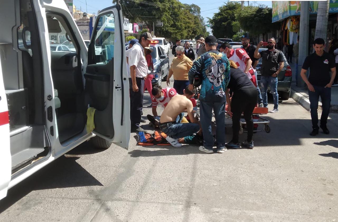 Chofer de camioneta arrolla a un peatón en el centro de Guasave