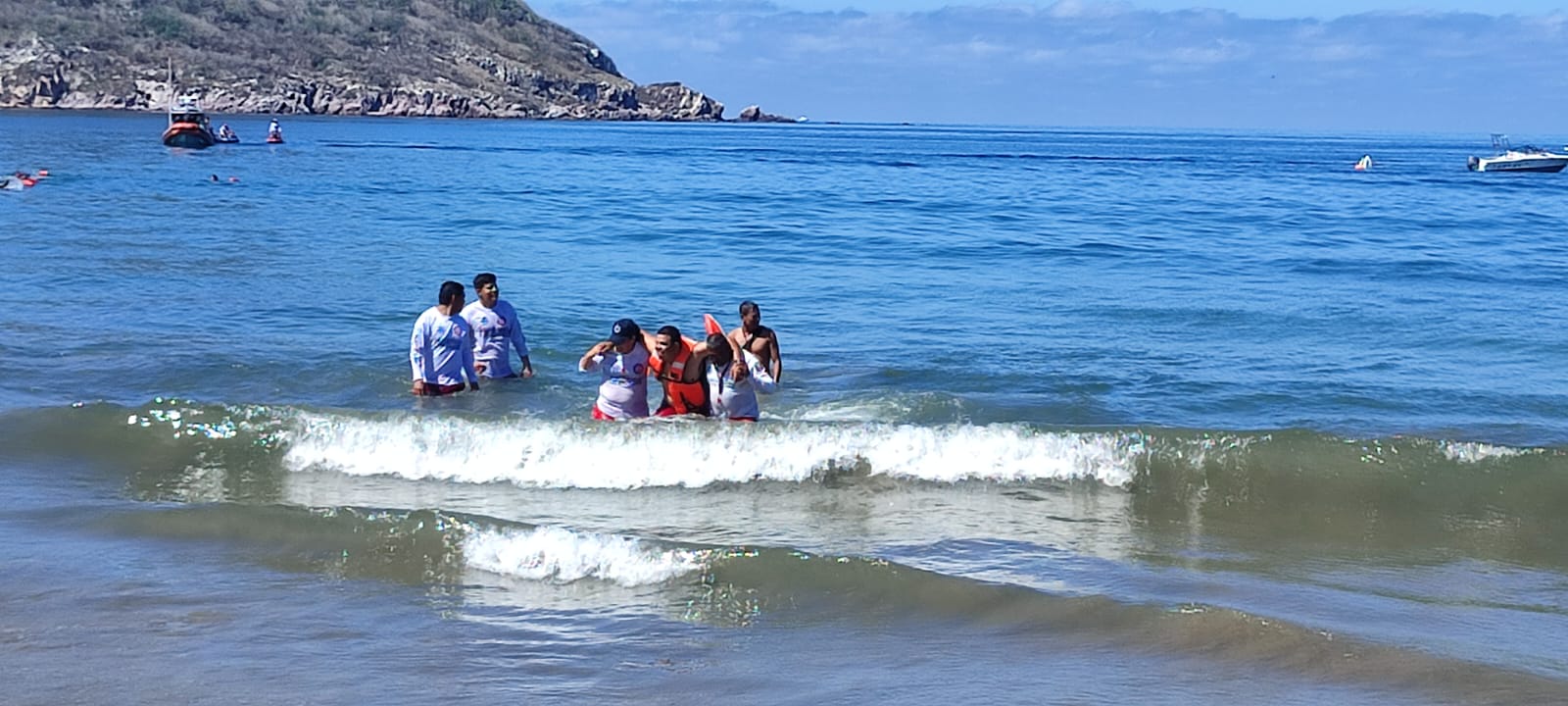 Cuerpos de emergencia de Mazatlán realizan simulacro de rescate de 14 personas en el mar