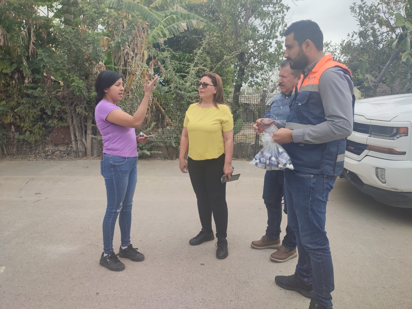 Cuestionan vecinos a autoridades de Choix y Coepriss ante calidad de agua