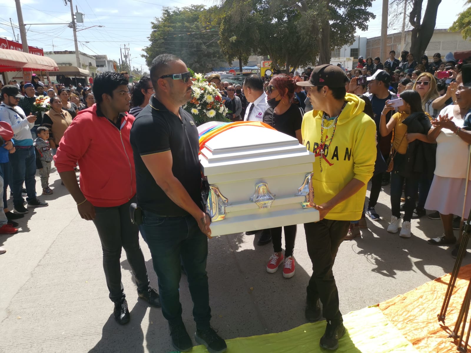 Con música y con una bandera arcoíris gigante, dan el último adiós a Violeta, asesinada en Ahome