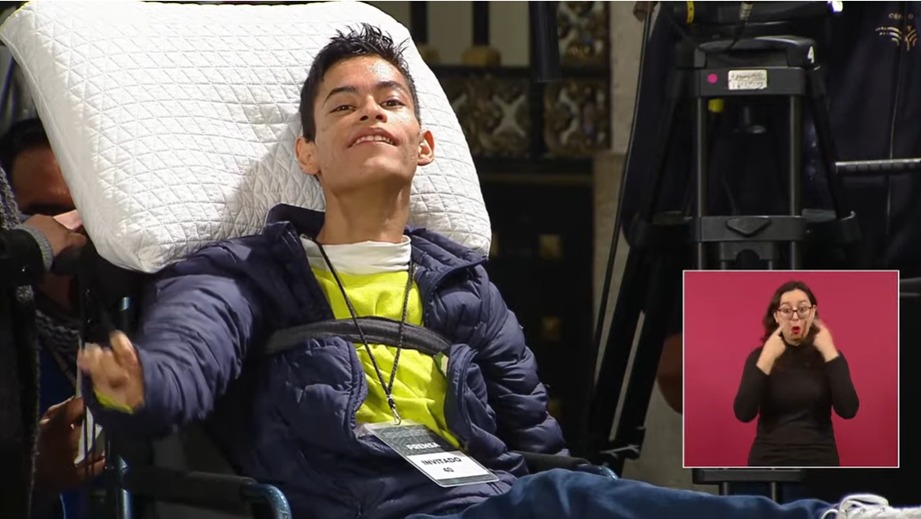 Daniel, joven con discapacidad, lleva propuestas de inclusión en educación y movilidad a López Obrador
