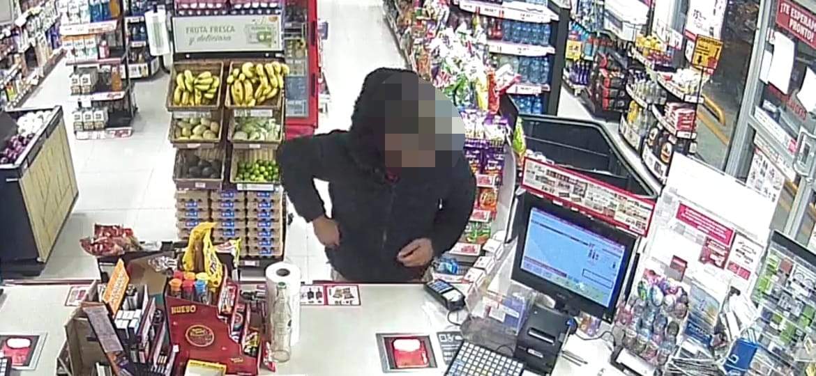 Detienen policías de Ahome a un sujeto ‘empistolado’; lo relacionan con un asalto a comercio