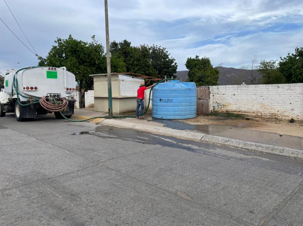 Distribuyen en Choix agua en pipas para consumo humano