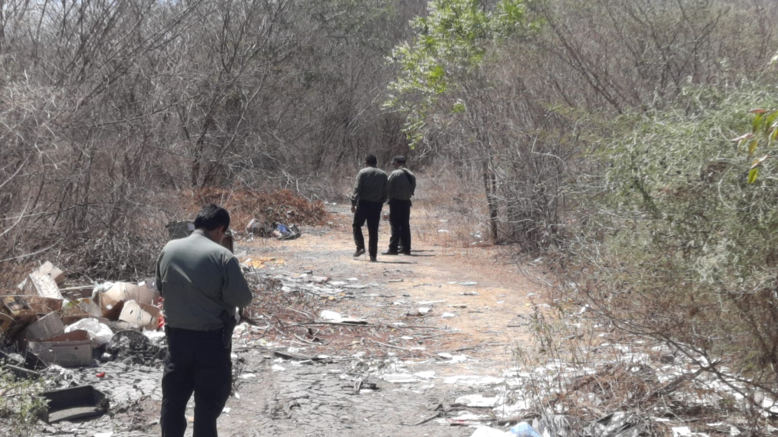 Con un rin de auto encima y con un mensaje en papel, hallan a dos ejecutados en Culiacán
