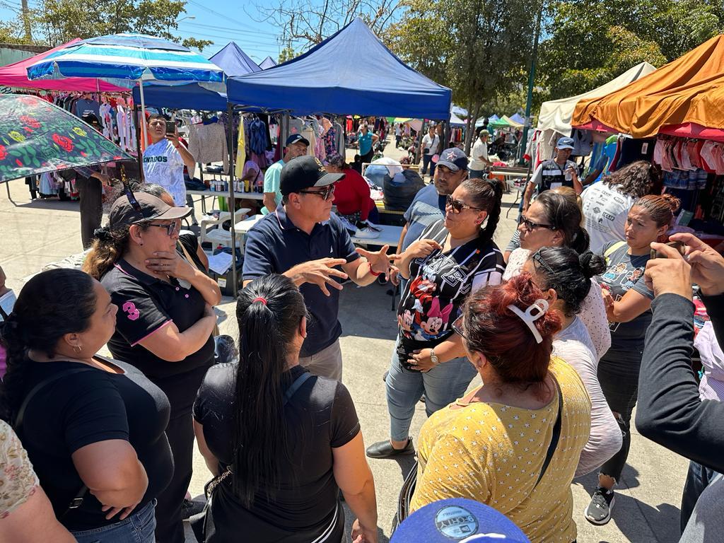 El alcalde Édgar González recorrió el tianguis de la Flores Magón tras reubicar a comerciantes