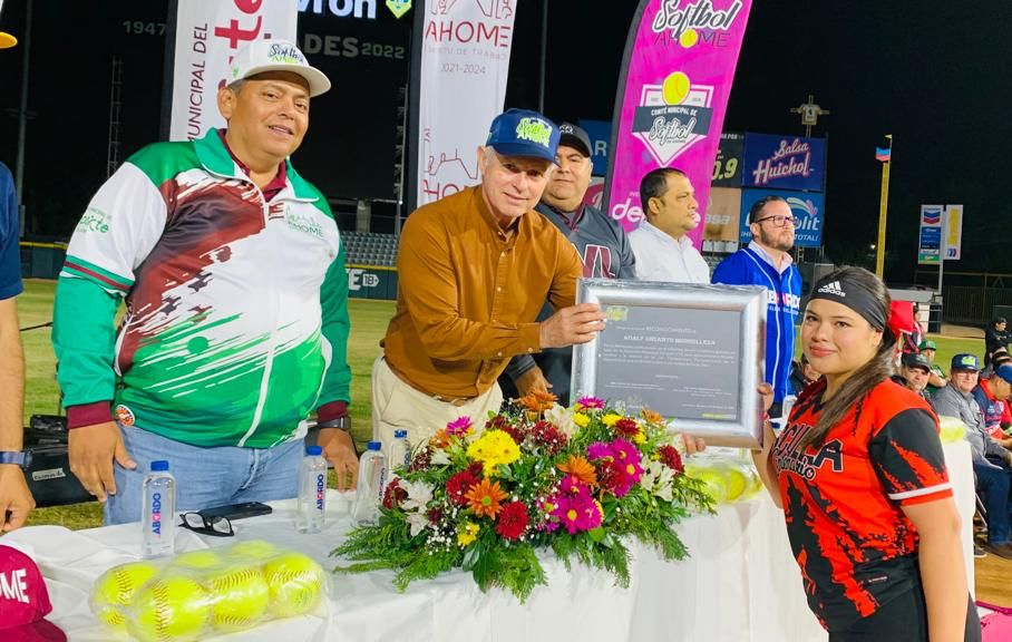 El softbol de Ahome rinde homenaje al presidente Gerardo Vargas