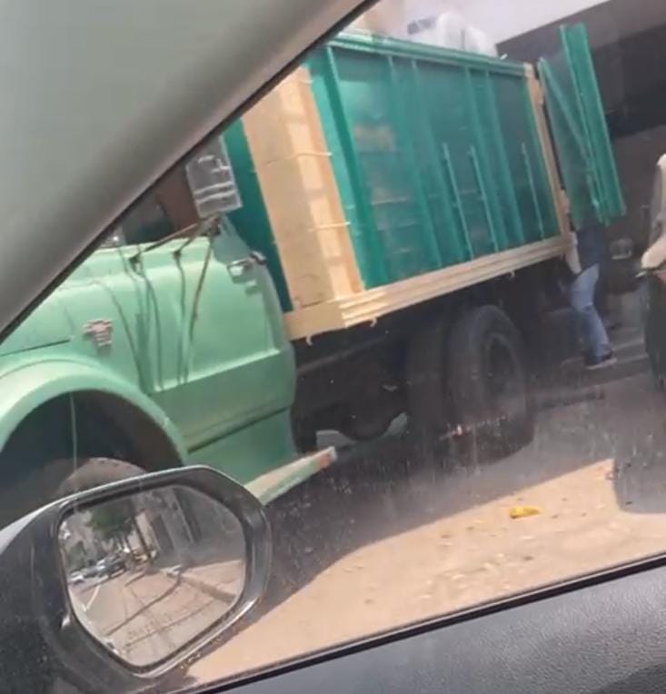 ¡Mudanza! En un camión de carga sacan ‘lo que quedó’ de Inverplux, empresa que estafó a miles de sinaloenses
