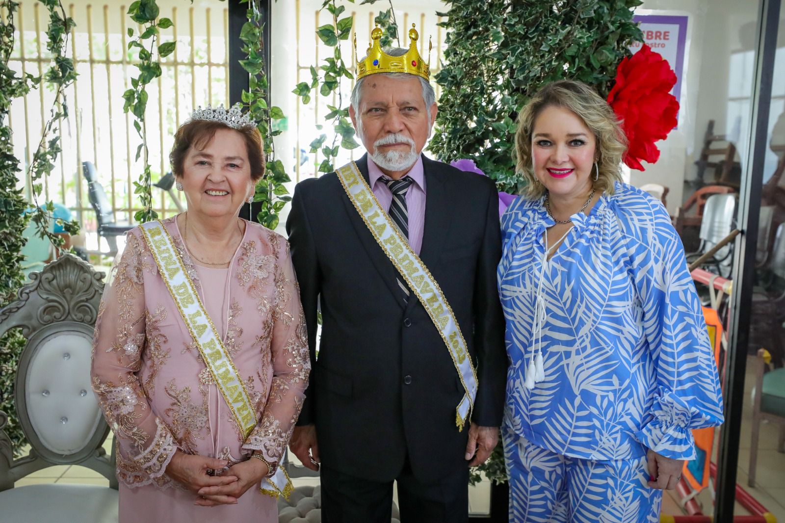 Eneyda Rocha corona a los reyes de La Primavera 2023 del centro diurno para adultos mayores