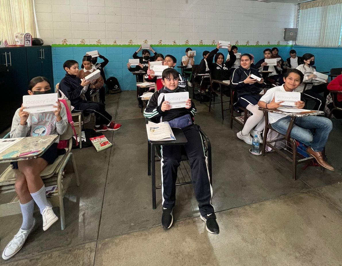 Entrega Rocha 111 tablets a alumnos de la General Ramón F. Iturbe, en Culiacán
