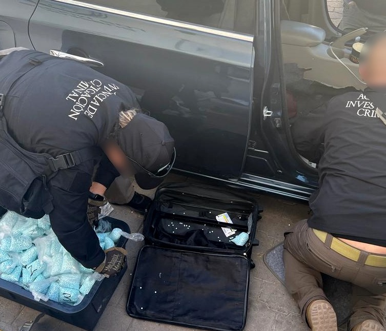 Escondidos en un auto, decomisan 354 mil pastillas de fentanilo en Ahome y detienen a dos hombres y una mujer (cortesía)