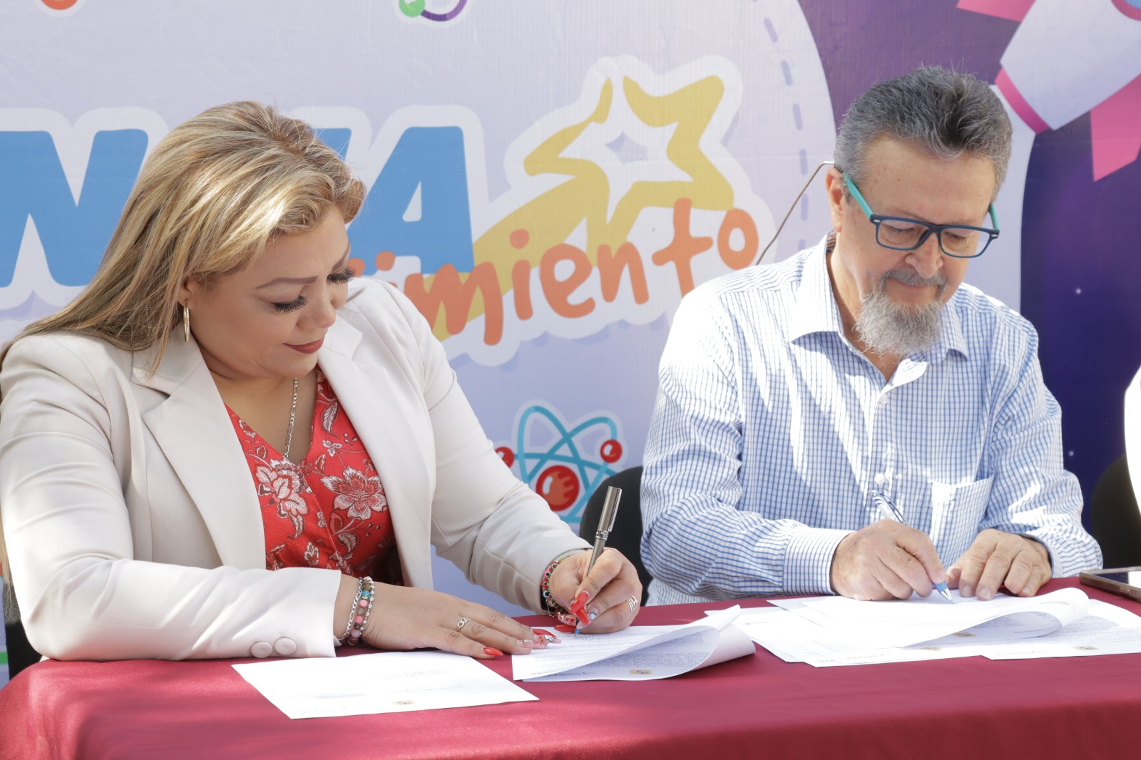 Buscan impulsar el gusto por la ciencia entre los estudiantes, Ayuntamiento de Rosario y CONFIE firman convenio