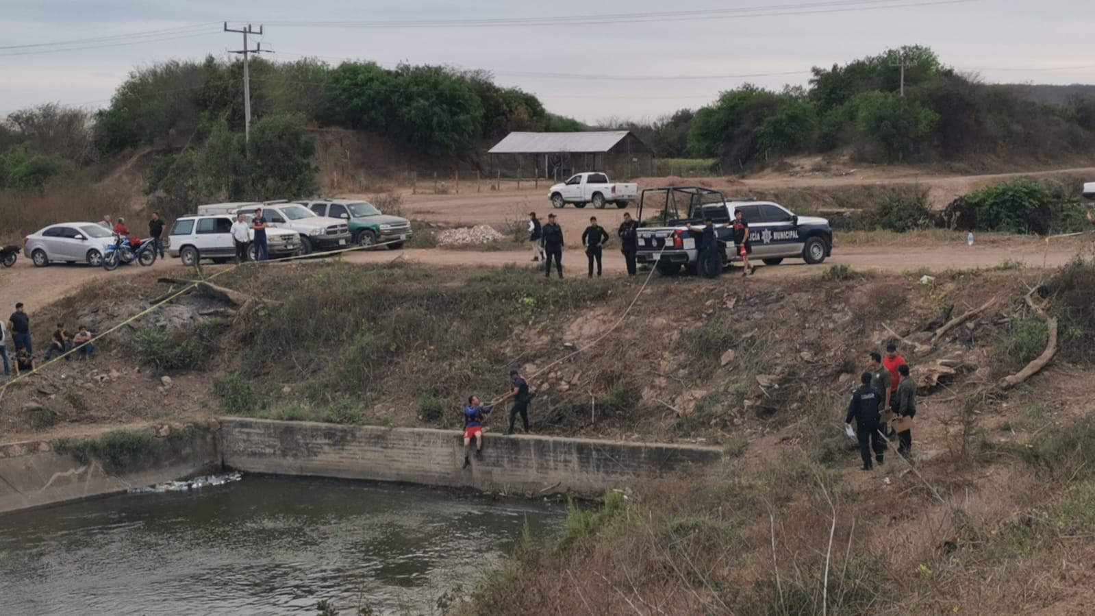 Flotan cuerpos de dos personas en canales de riego ubicados al sur de Culiacán
