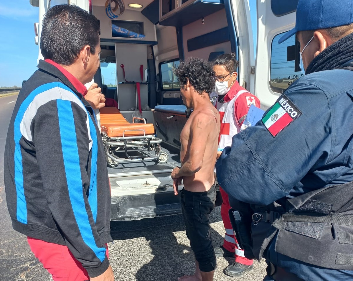 Indigente es atropellado por la México 15 y logra sobrevivir