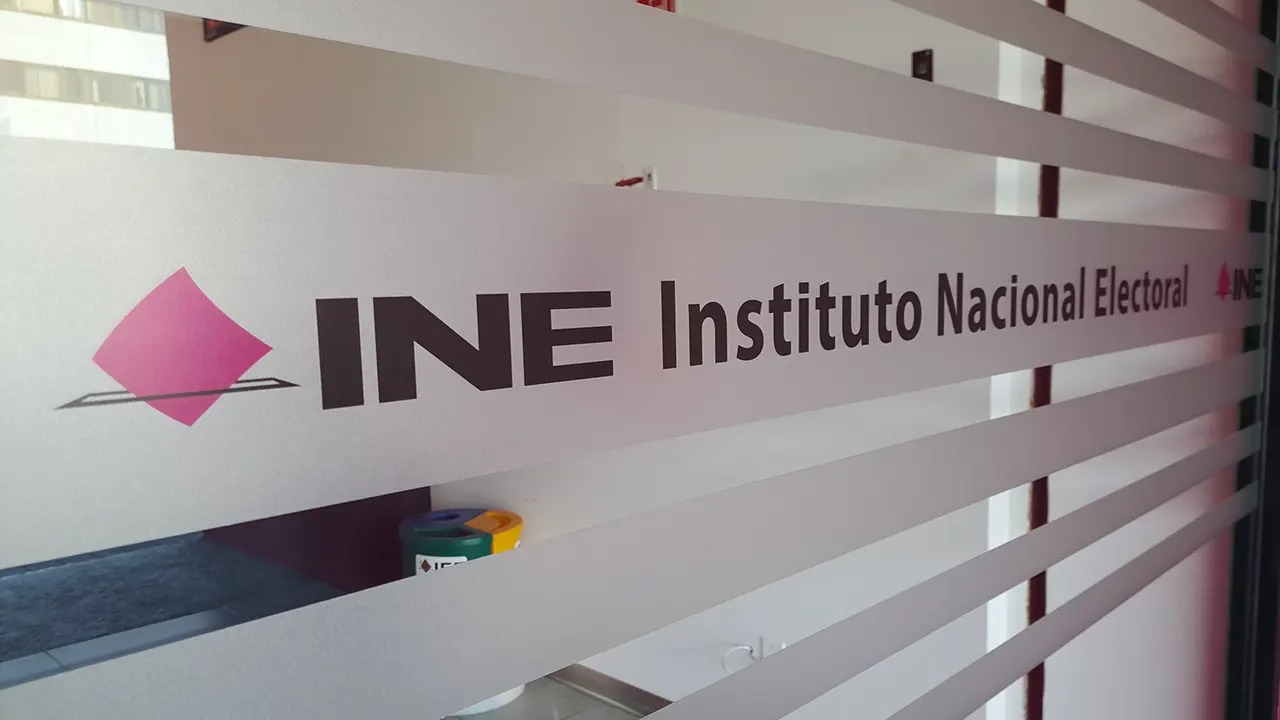 Cambia AMLO a ‘ni un voto a los corruptos’, en respuesta a la determinación del INE ante su ‘Plan C’