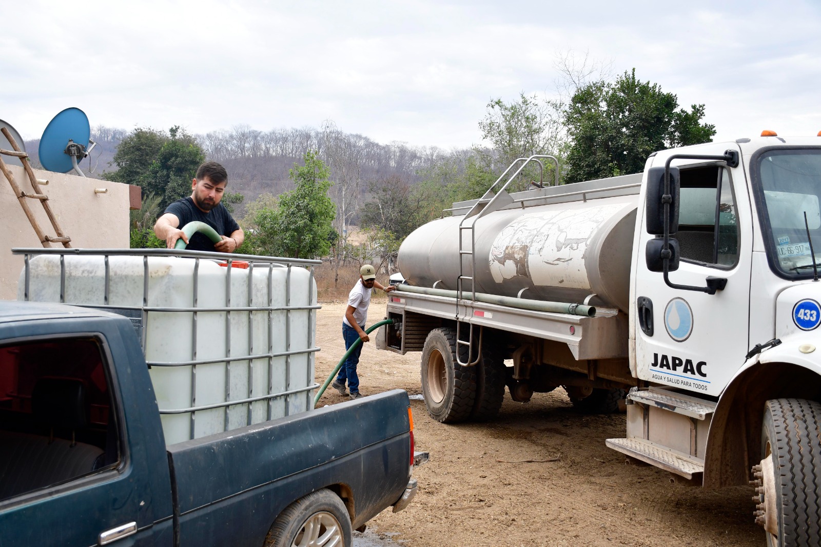 Ya suman 26 comunidades de Culiacán afectadas por la sequía; les llevan pipas con agua