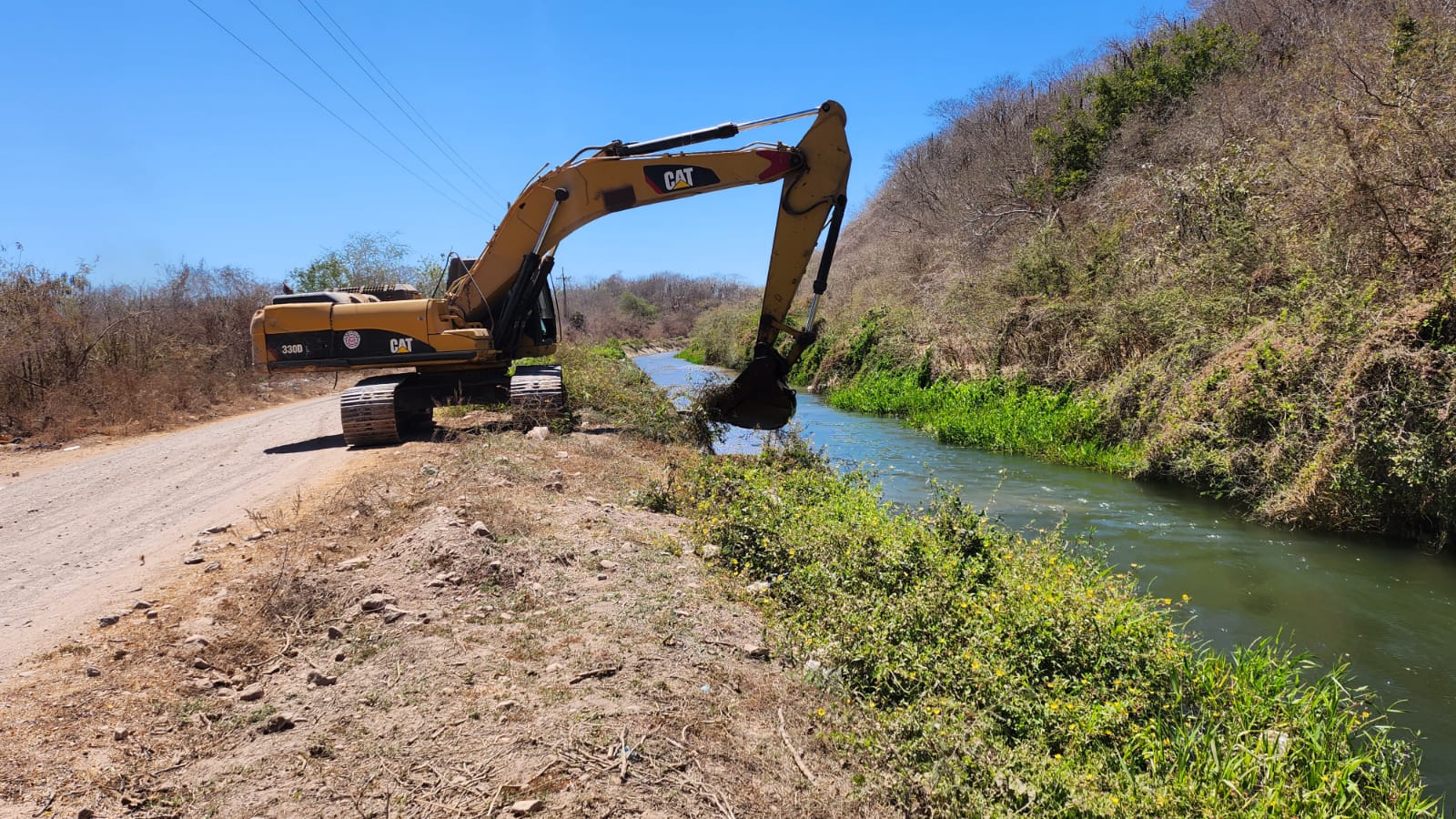 Se anticipan al calor y lluvias en Mazatlán, Jumapam desazolva canal de riego que va a Los Horcones, retiran piedras y maleza