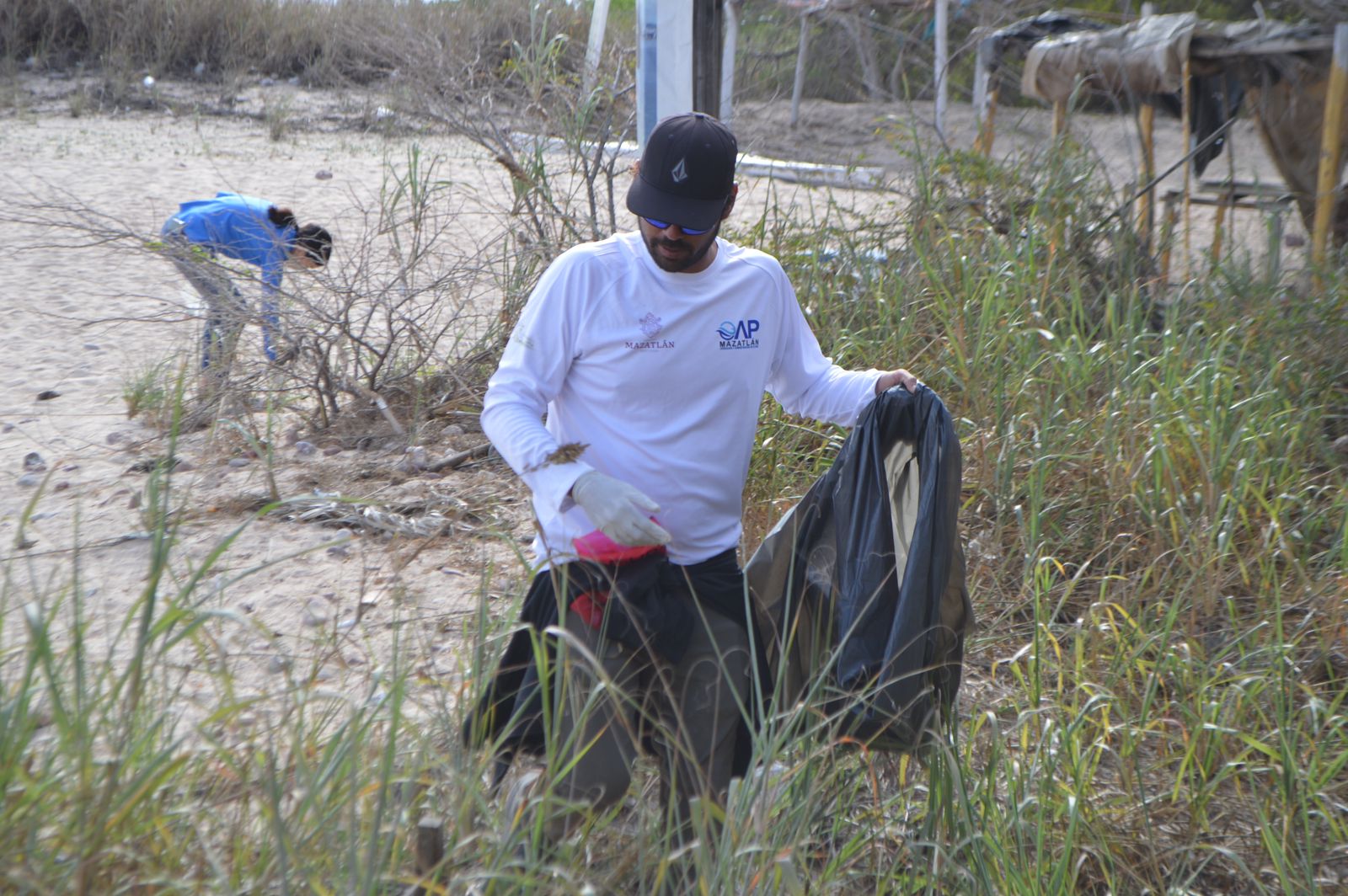 Limpian la Isla Venados e invitan a la población a no contaminar las playas de Mazatlán