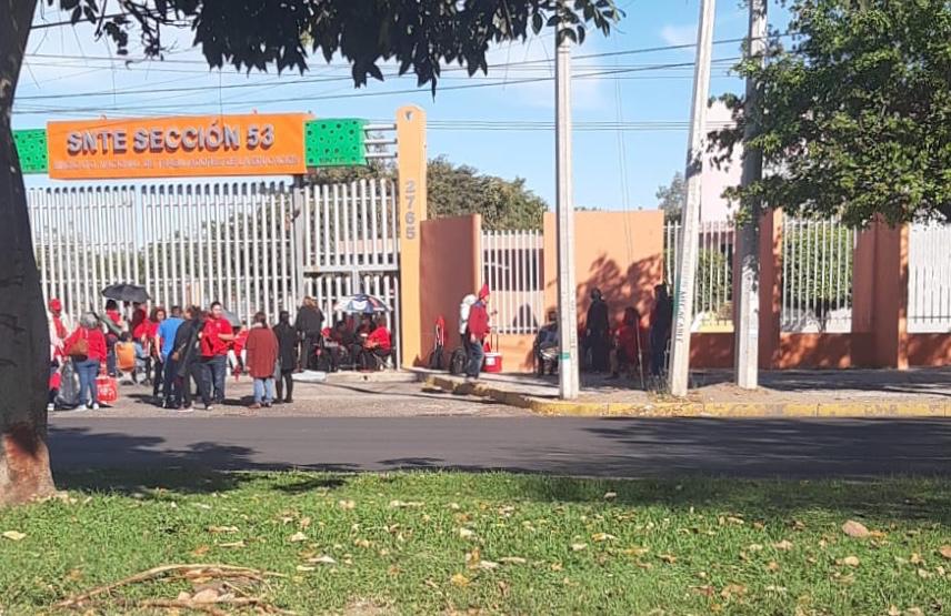 Maestros del SNTE 53 toman las instalaciones; exigen cuentas claras