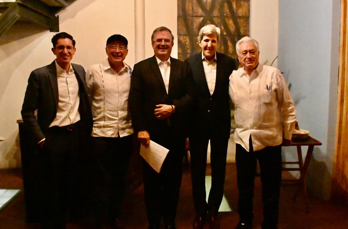 Llega John Kerry a México para su encuentro con López Obrador; Ebrard lo recibe