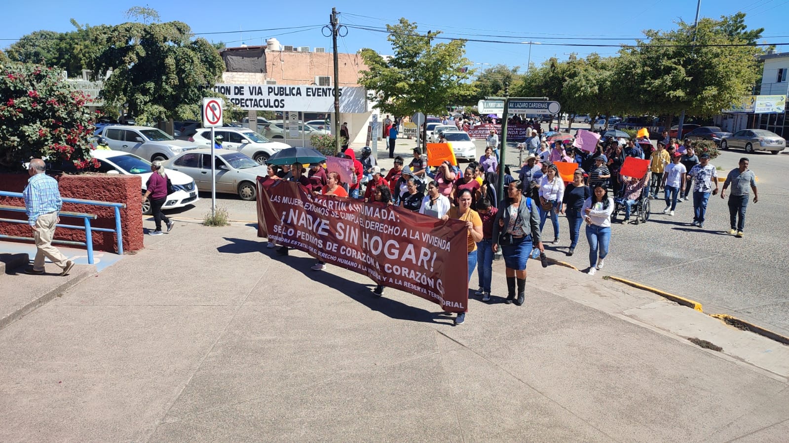 ¡Queremos vivienda!; Más de 300 guasavenses se plantan frente la palacio municipal
