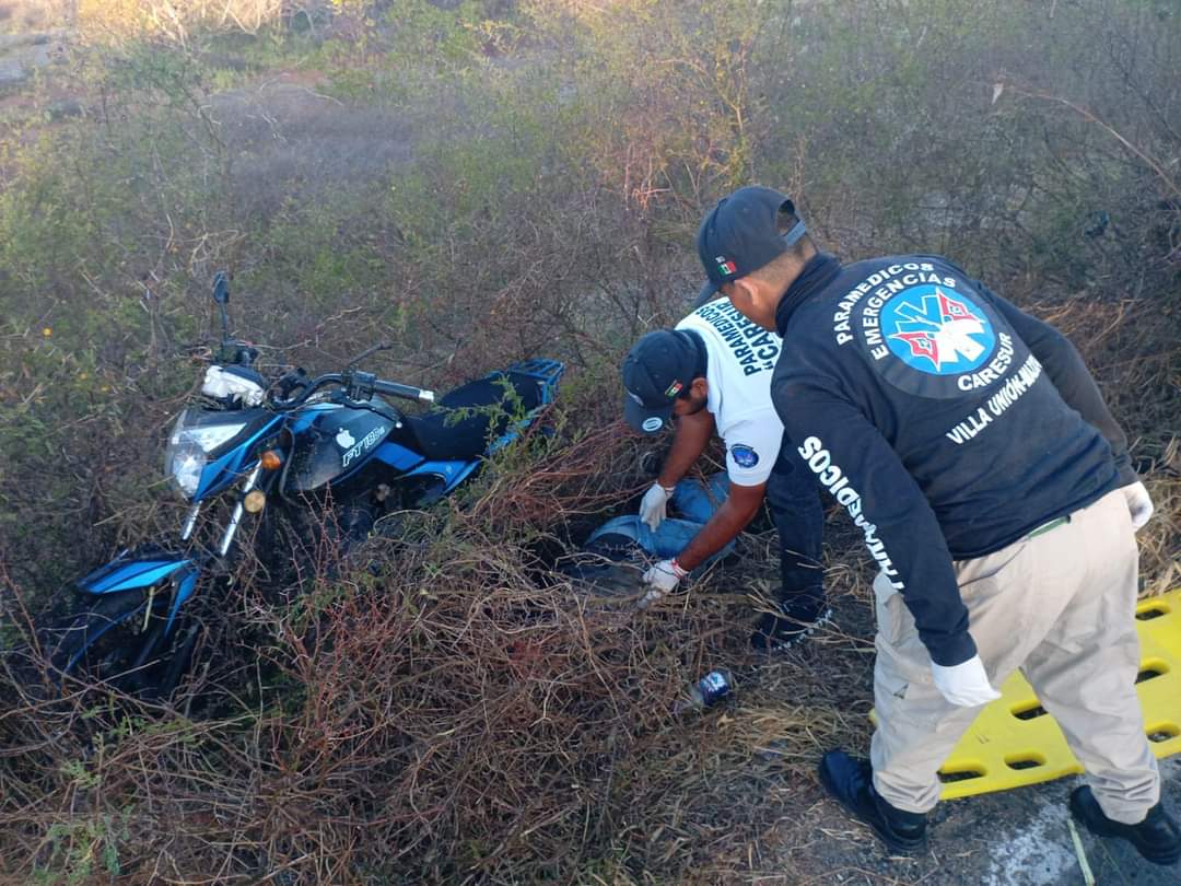 Localizan a motociclista inconsciente después de derrapar cerca de El Walamo, en Villa Unión