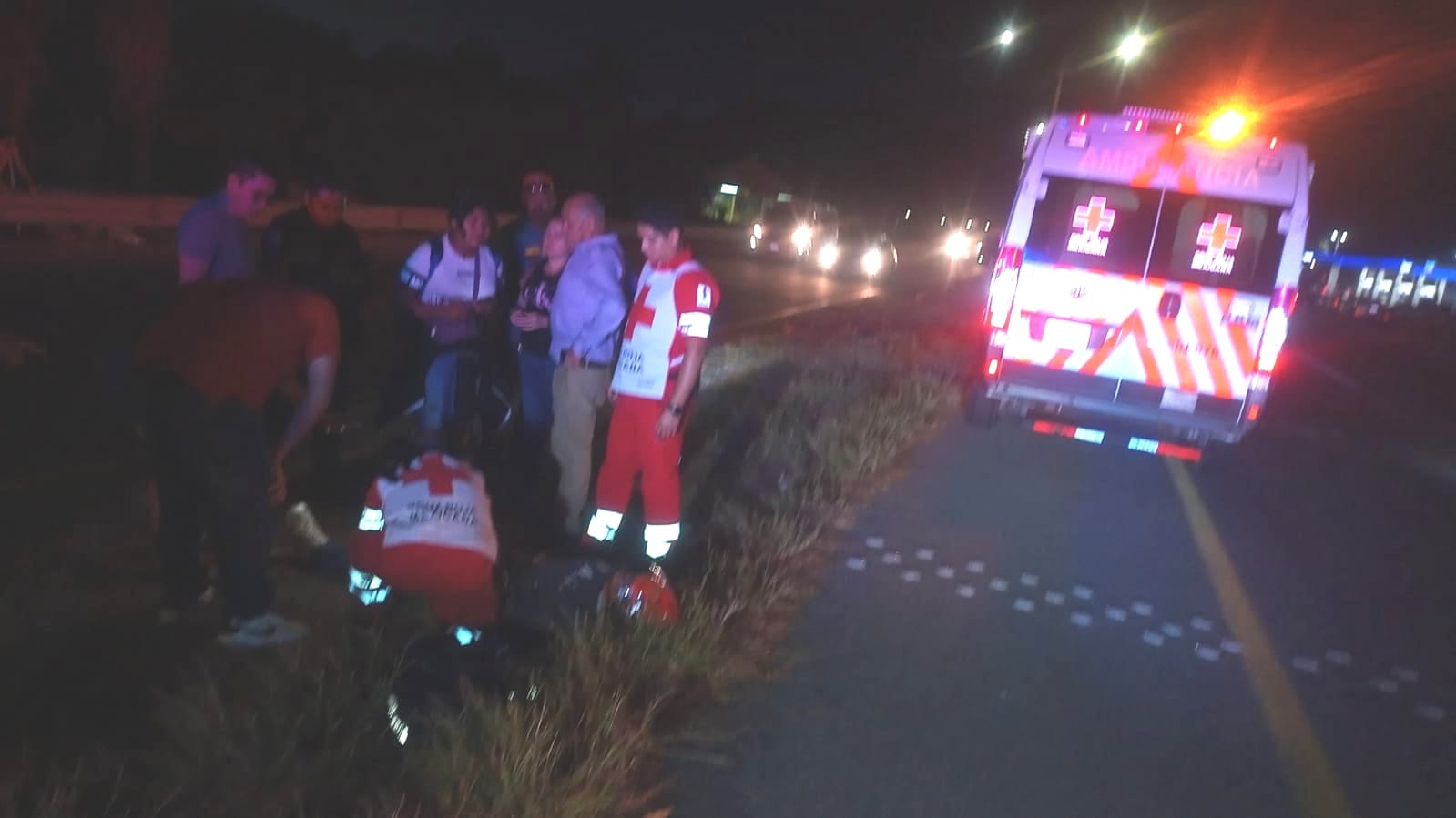Motociclista resulta lesionado en accidente sobre la México 15 en Ahome; iba acompañado por una menor