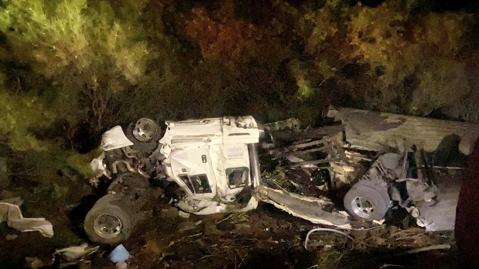 Operador de un tráiler pierde el control del volante y queda volcado a las orillas de la México 15 en el Poblado 6, en Ahome