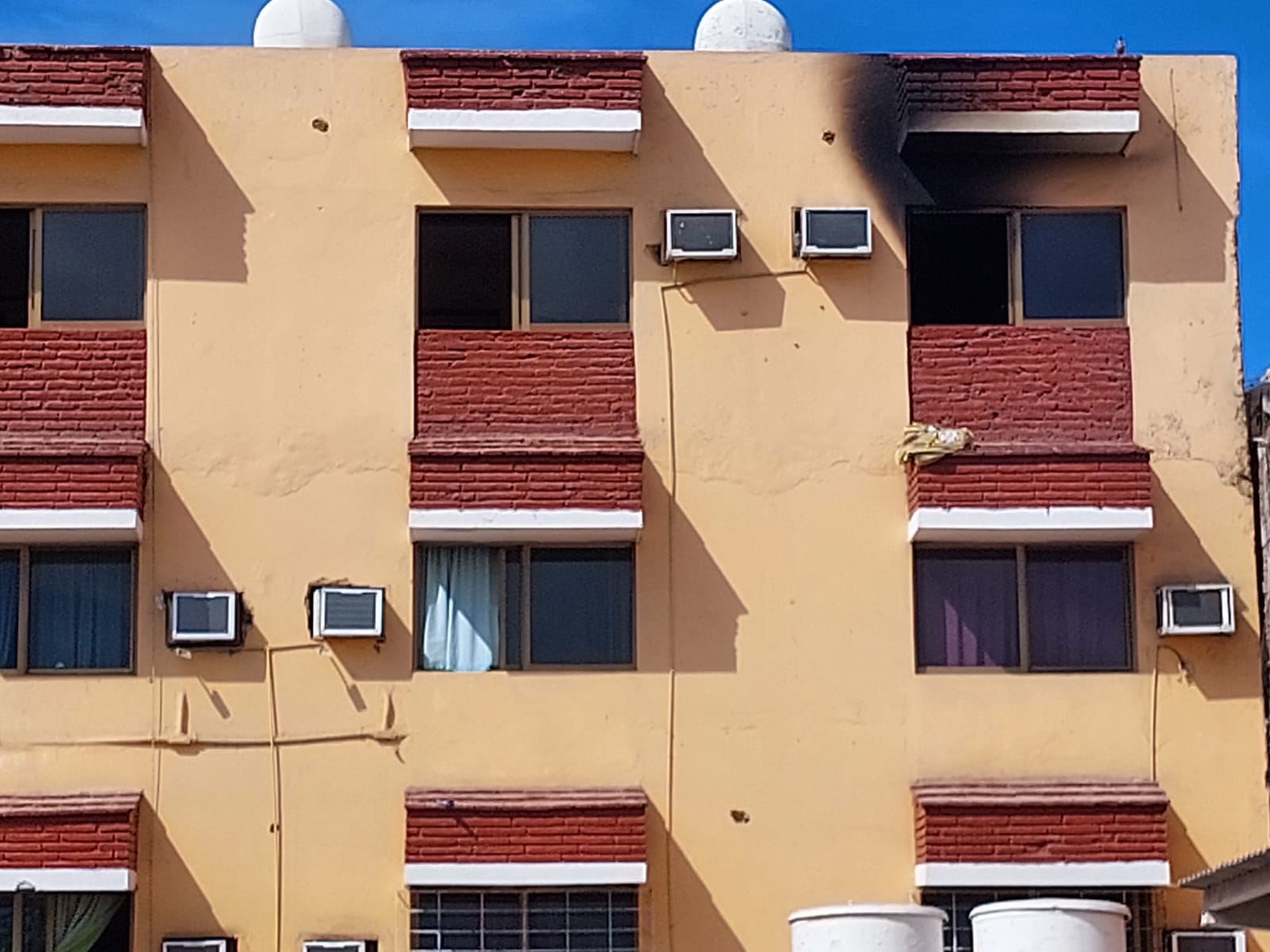 Ponen a salvo a 45 personas de hotel en Mazatlán, tras registrarse incendio en una de las habitaciones