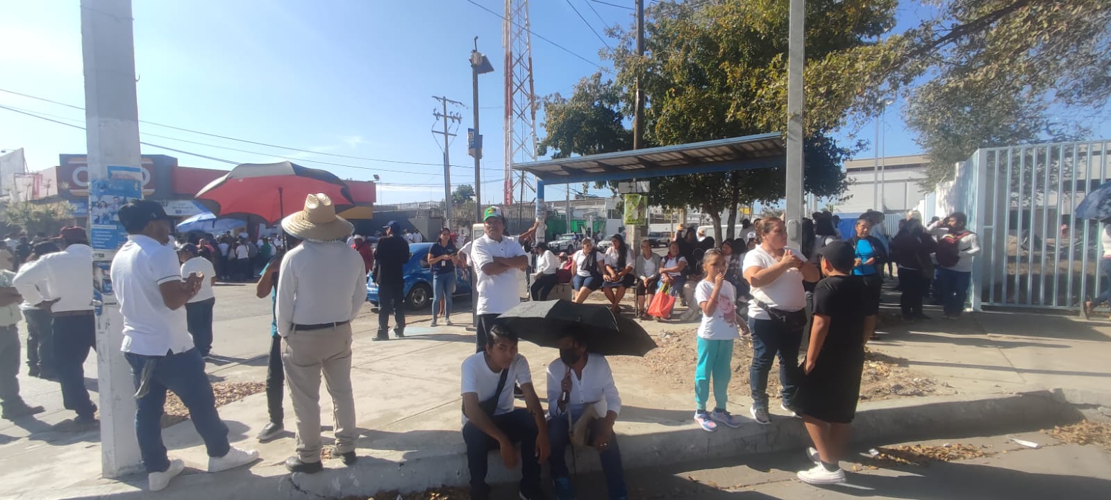 Por 6 meses solamente les dan los permisos a los vendedores de playa de Mazatlán y estos se manifiestan
