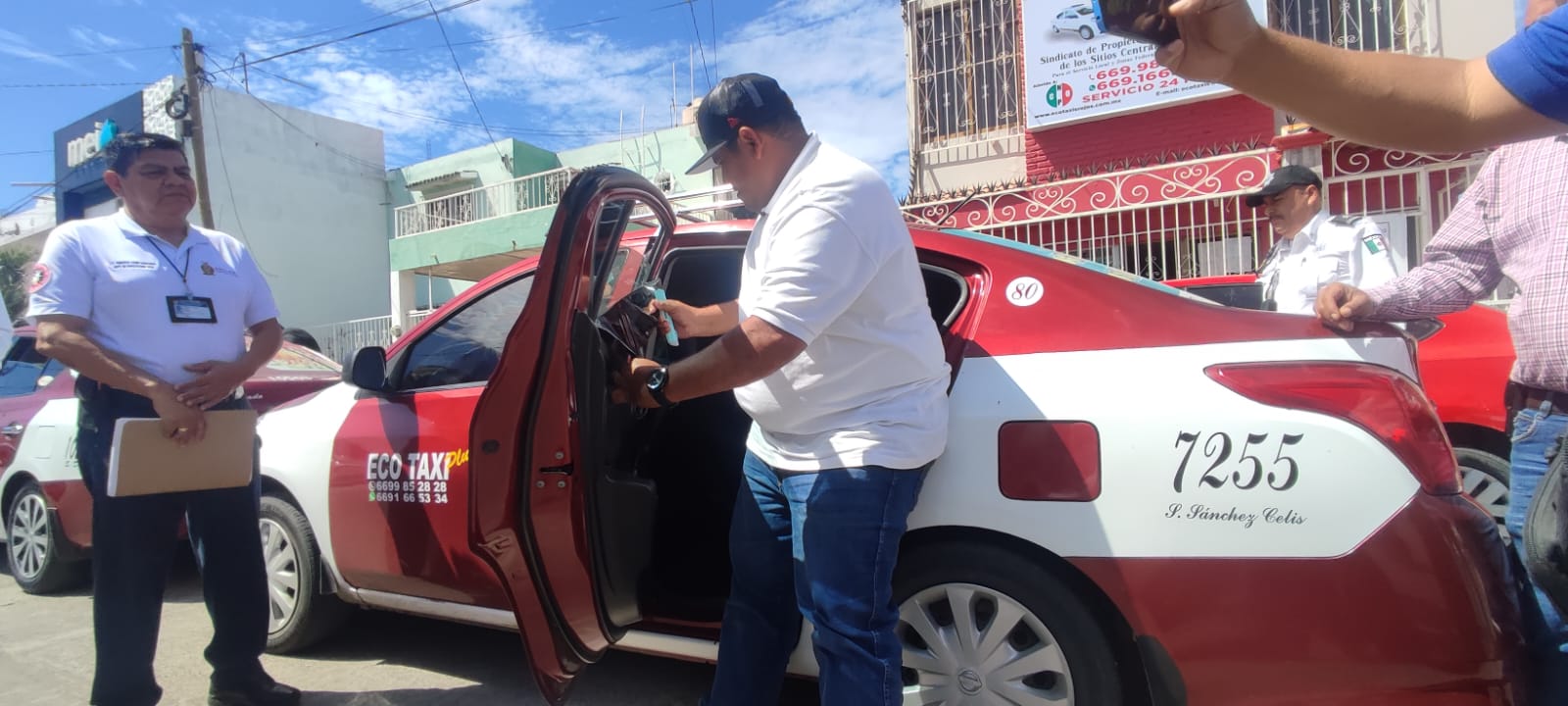 Por seguridad retiran el polarizado a los Ecotaxis Rojos en Mazatlán