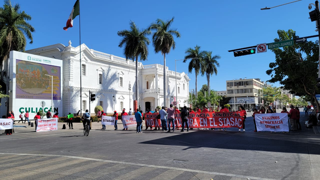 Porque le negaron el registro a un candidato, trabajadores del Stasac bloquean la Obregón, en Culiacán