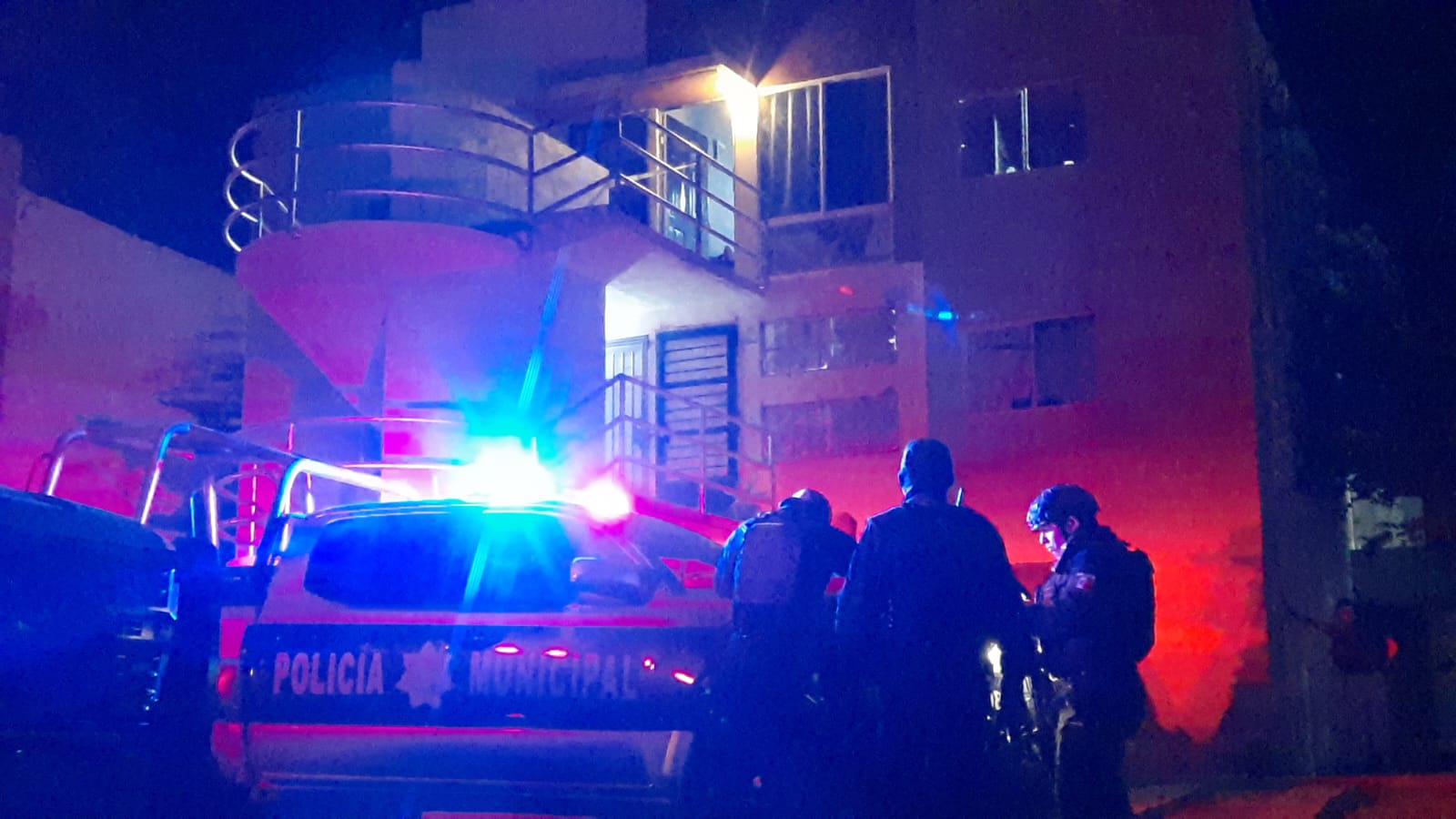 Hombre es ejecutado a balazos en el tercer piso de unos departamentos en Zona Dorada, en Culiacán