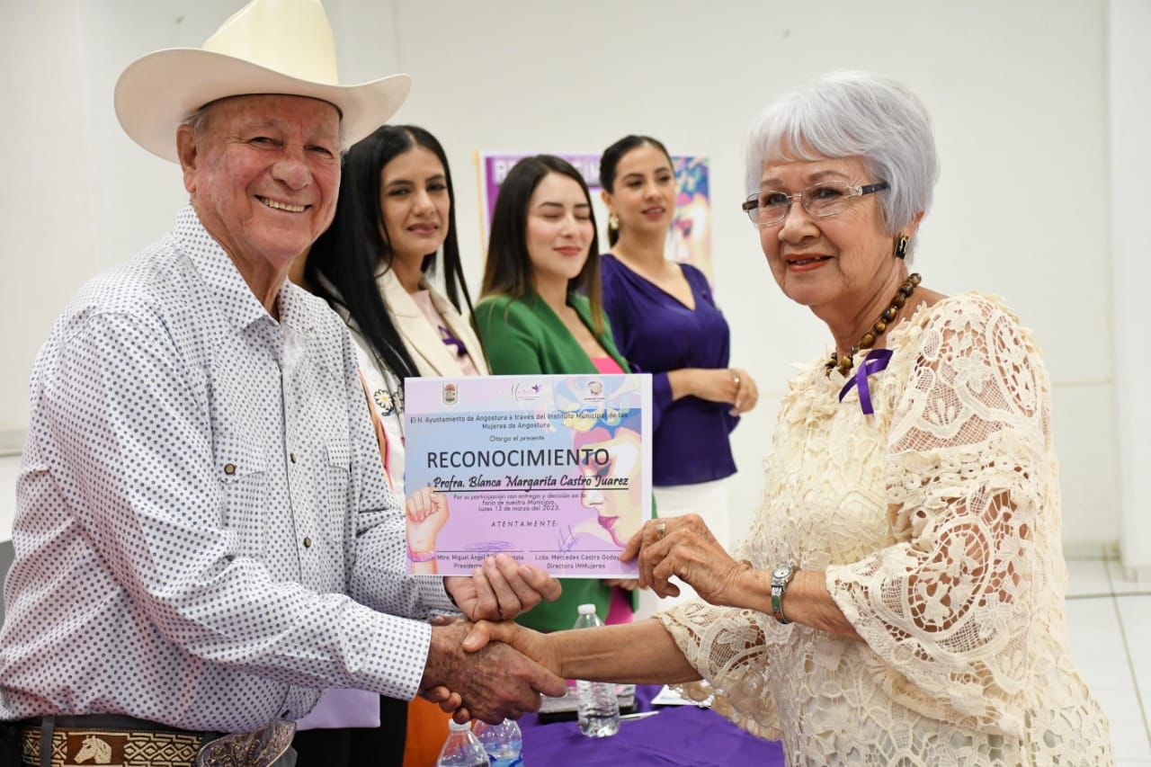 Reconocen en Angostura a 12 mujeres que han puesto en alto el nombre del municipio