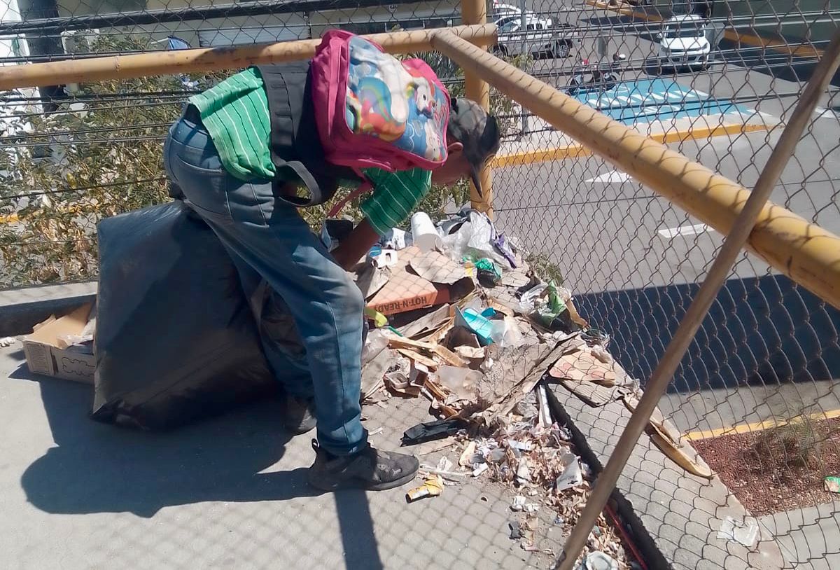 Retira Ayuntamiento más de 2 toneladas de tierra y basura en puentes peatonales en Mazatlán