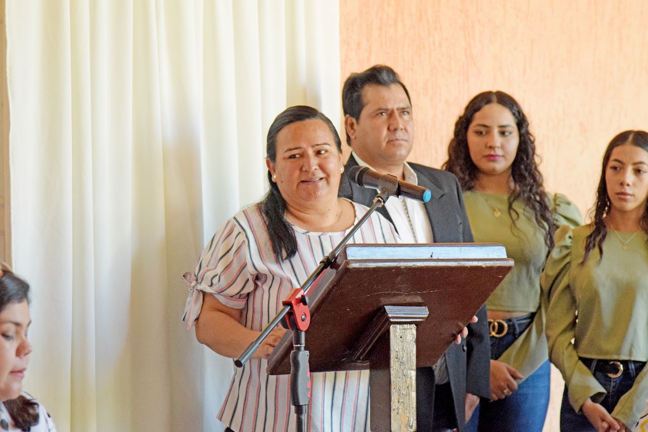 Rinden protesta damas voluntarias del DIF El Fuerte
