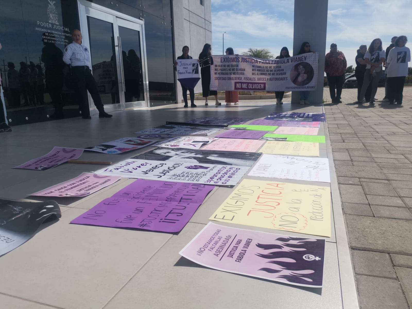 Se manifiestan familiares y amigos de Fabiola Vianey en juzgados de Ahome; piden la pena máxima por su feminicidio