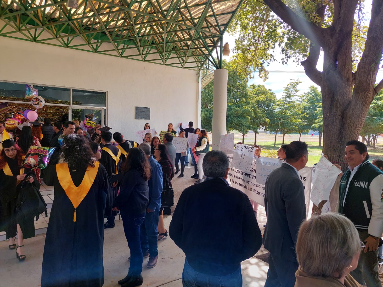 Se manifiestan maestros del TEC Los Mochis en graduación; imploran auxilio para salvar la institución