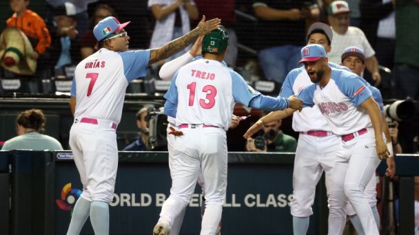 Celebra AMLO triunfo del equipo mexicano de beisbol contra Gran Bretaña y pide no confiarse