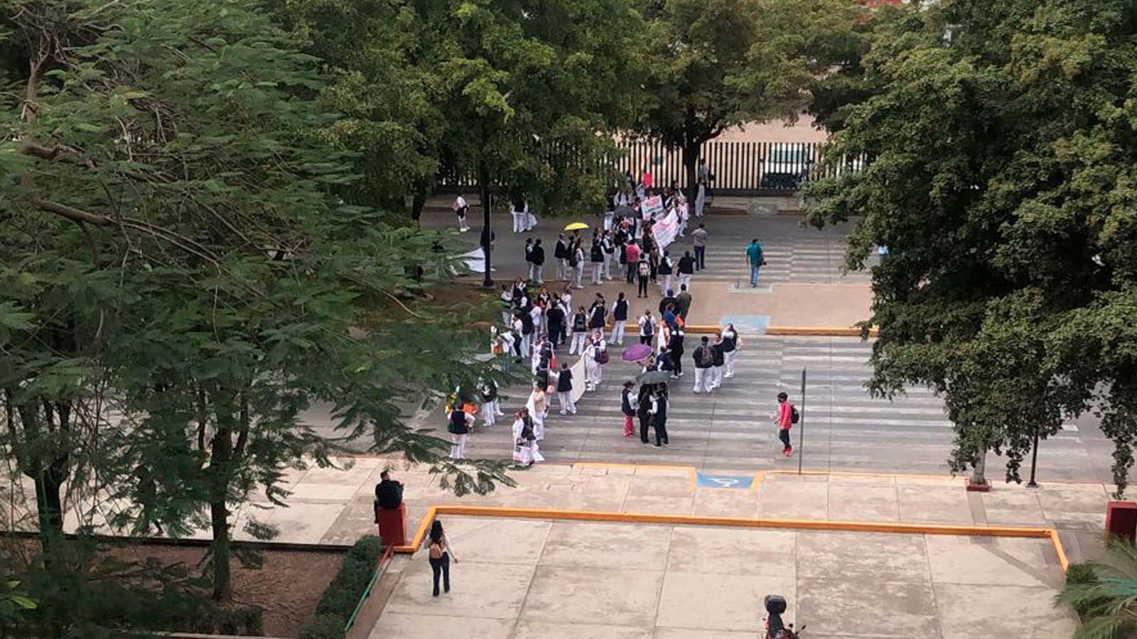 Trabajadores de enfermería bloquean avenida Insurgentes frente a Palacio de Gobierno