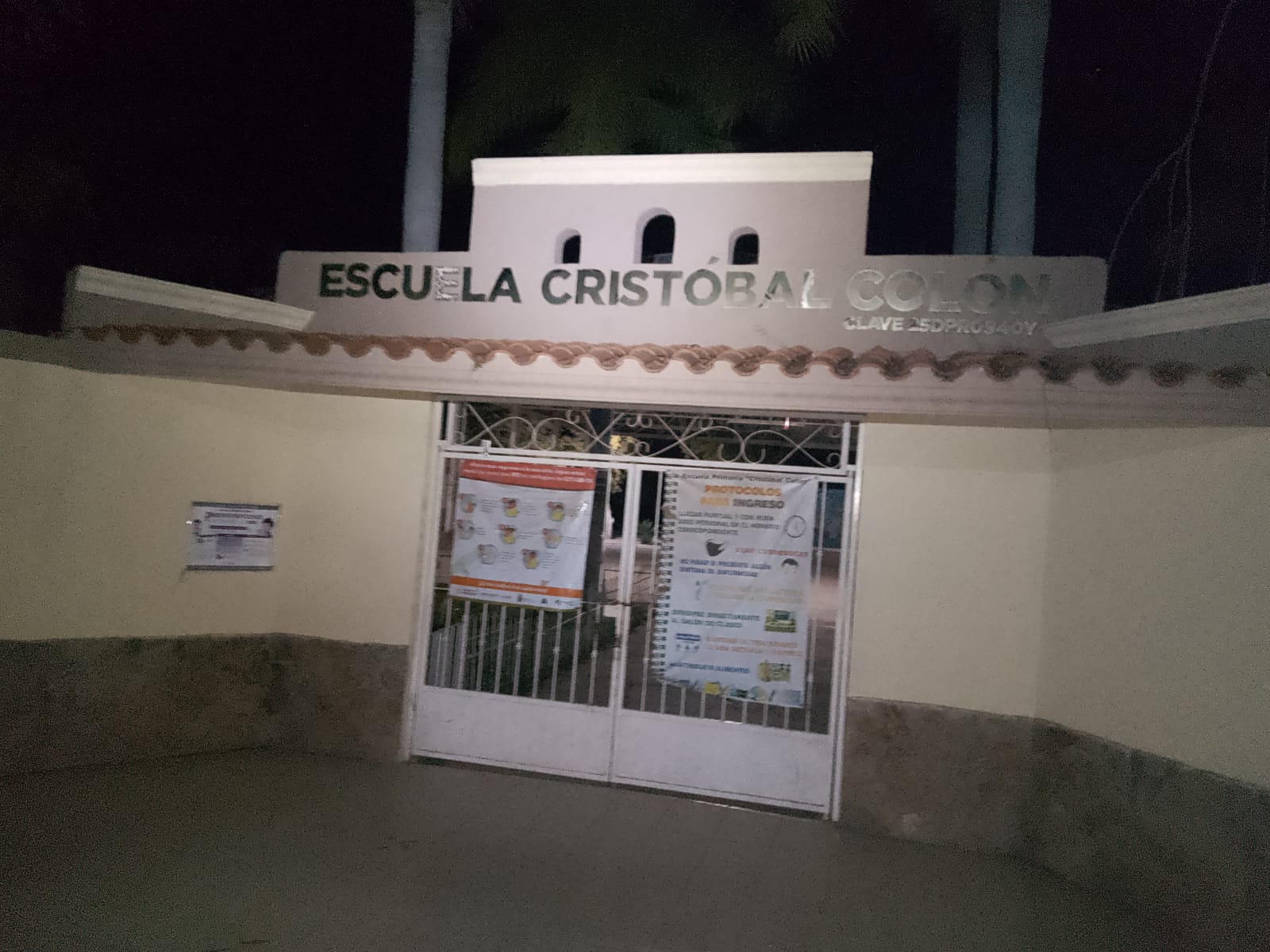 Tres menores de edad son detenidos por policías de Ahome luego de hacer destrozos en una primaria
