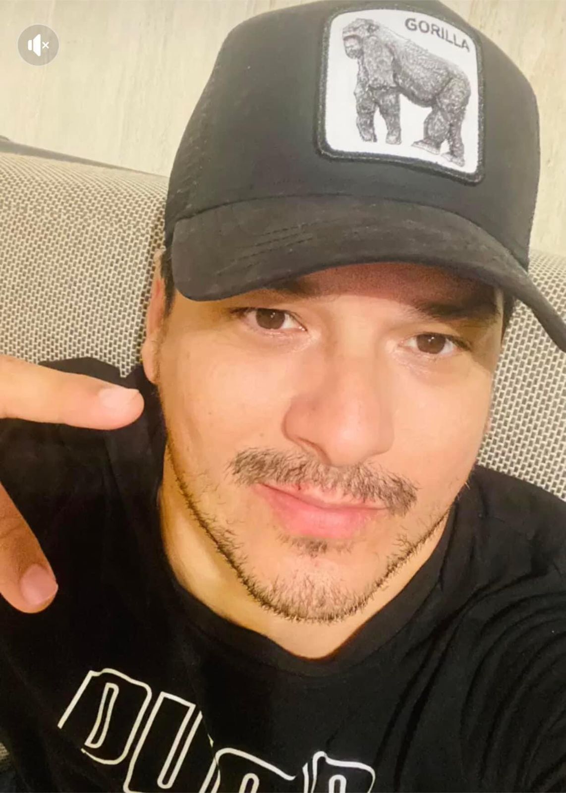 Víctor Manuel es liberado, severamente golpeado, la familia va a su encuentro