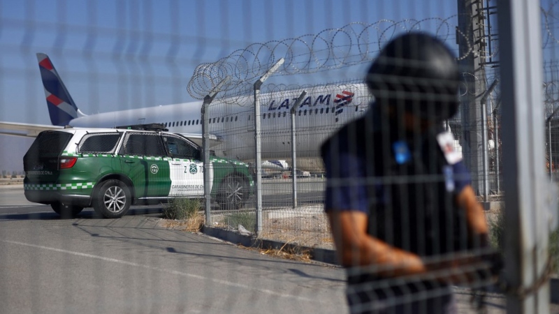 Videos |  Intenso tiroteo en el Aeropuerto de Chile tras intento de asalto; hay dos muertos