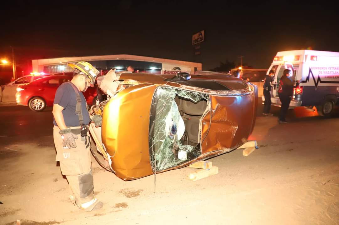 Contra el muro de contención y volcado termina automóvil en Mazatlán